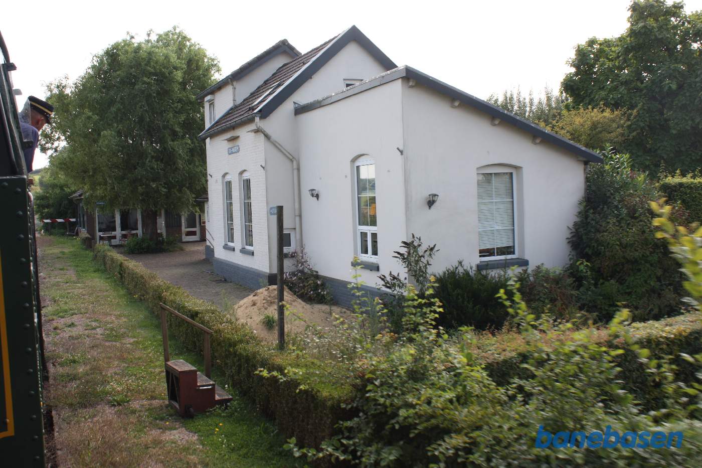 Stationsbygningen til højre