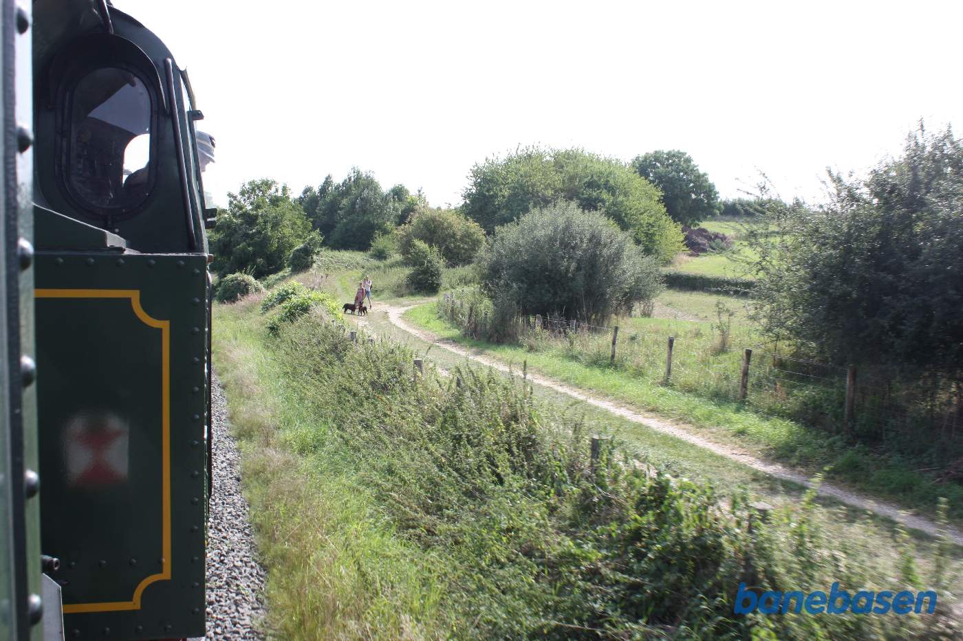 Lige efter Eys-Wittem stationen løber markvejen langs banen