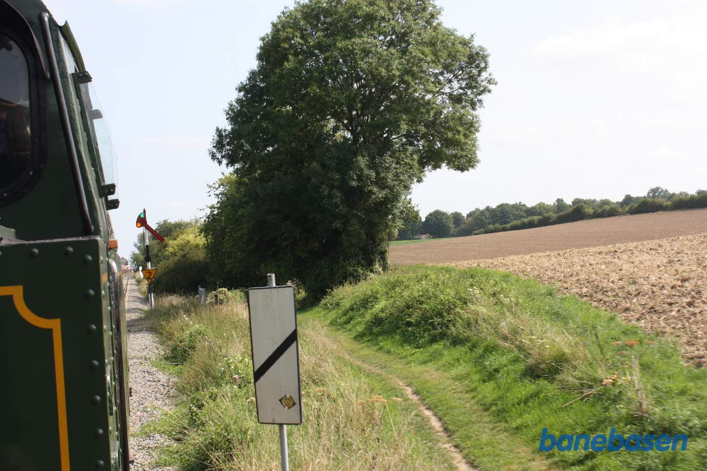 Billede fremad forbi lokomotivet. Fremskudt signal til stationen