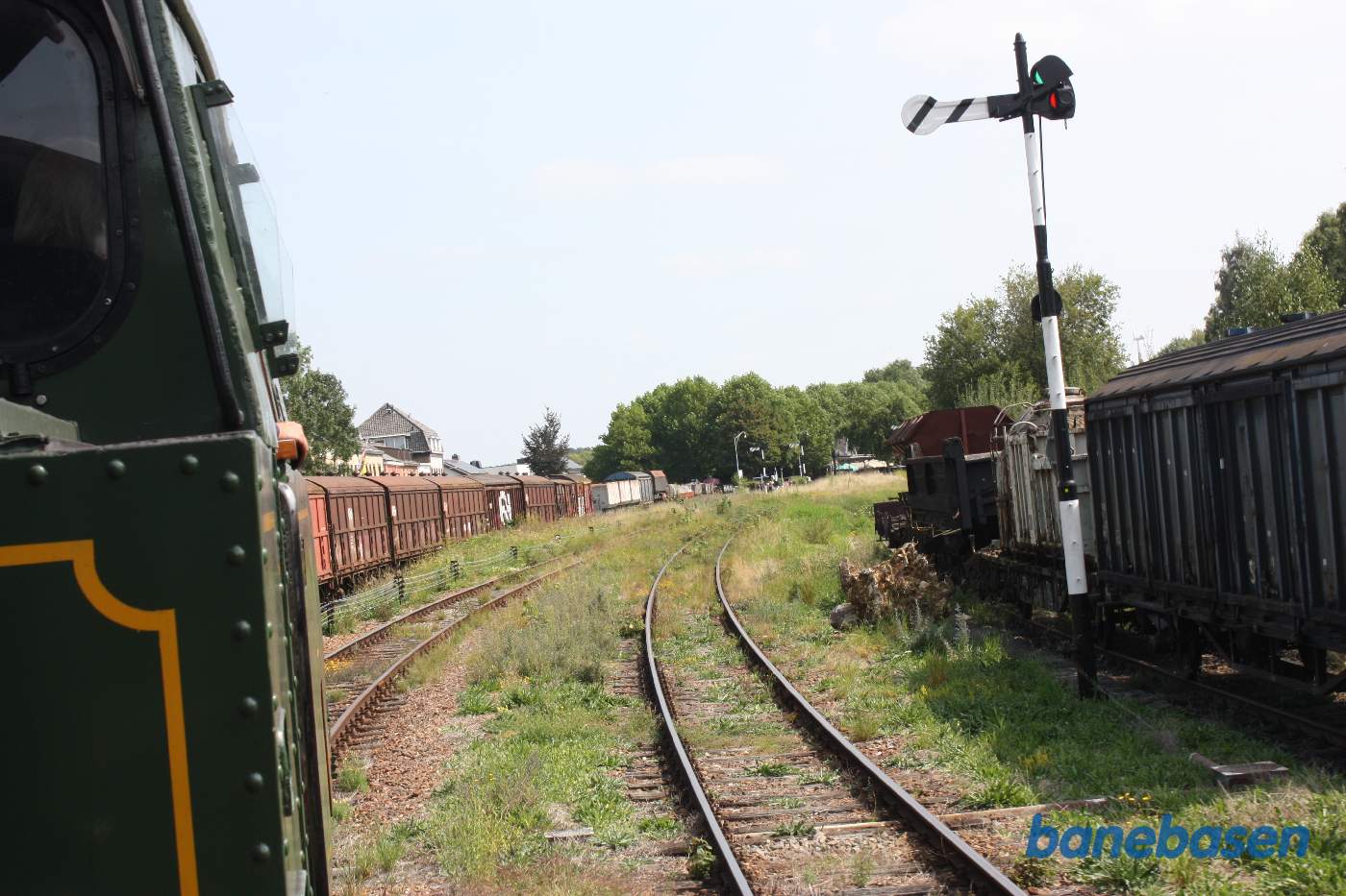 Udkørselssignal til højre for toget