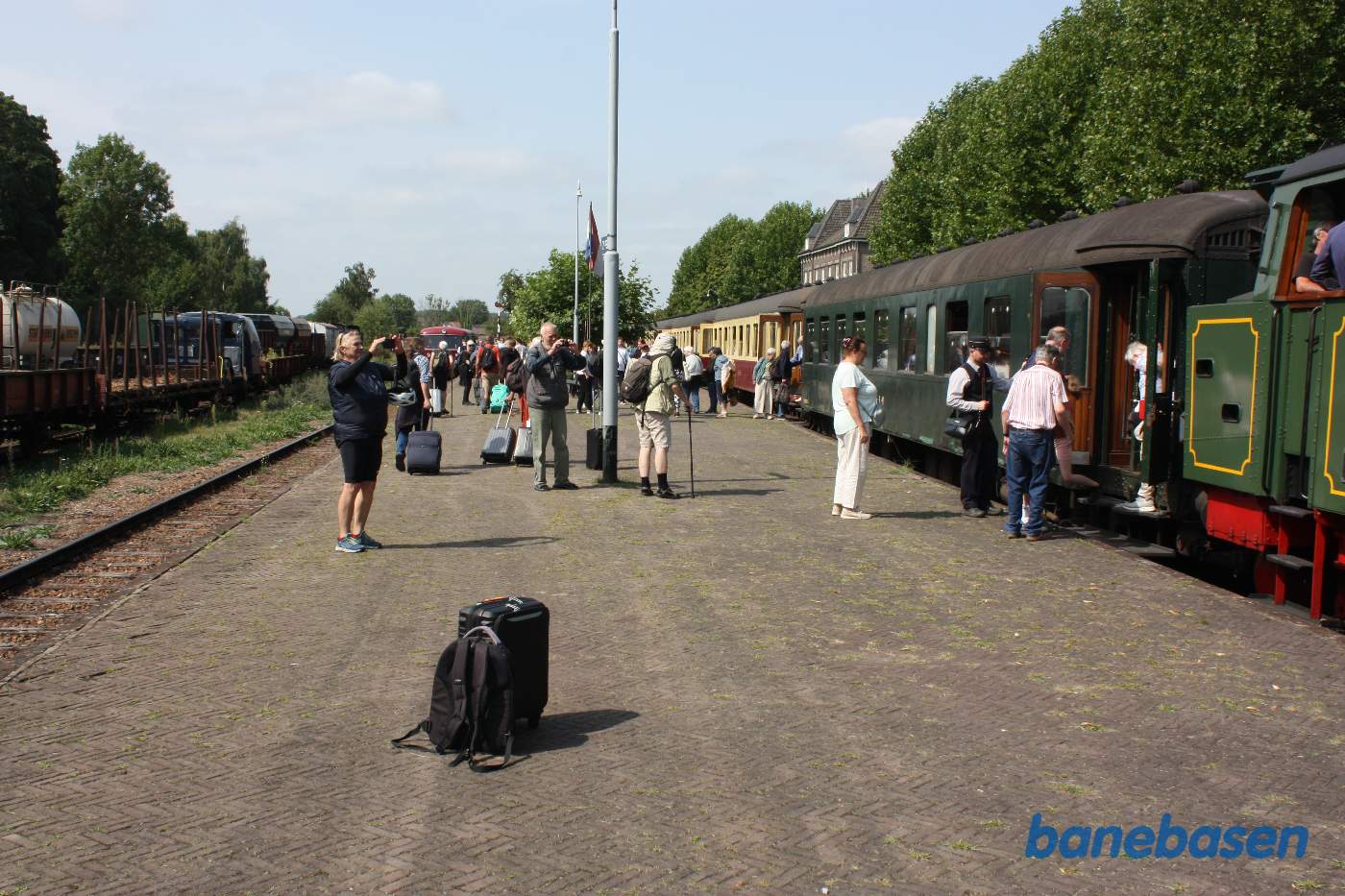 Passagererne myldre ud på perronen