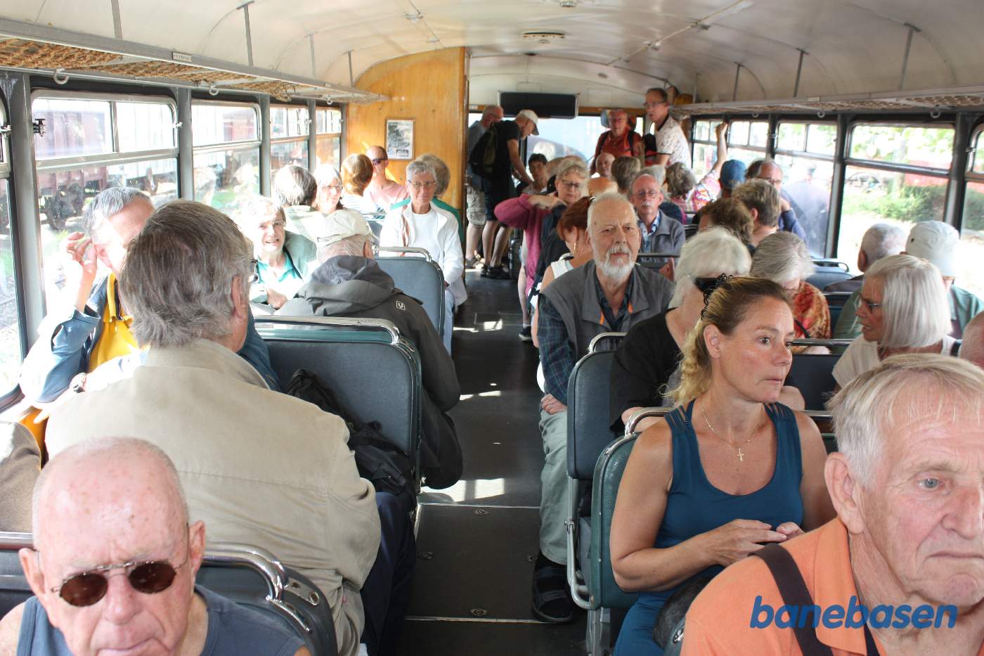 Skinnebussen er helt fyldt op med passagerer