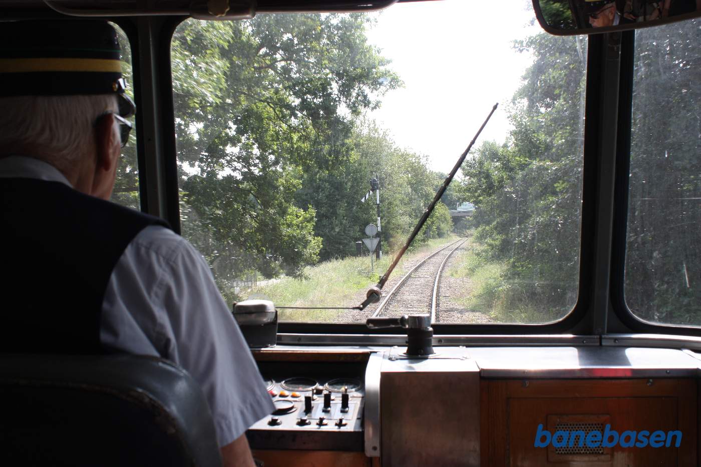 På vej ud af stationen. Indkørselssignalet for modsat køreretning ses til venstre for sporet