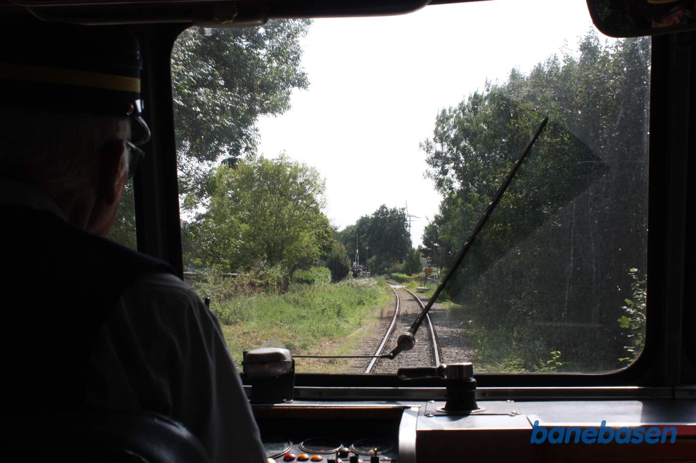 Lige efter vejoverskæringen ligger Bocholtz trinbræt inde til venstre