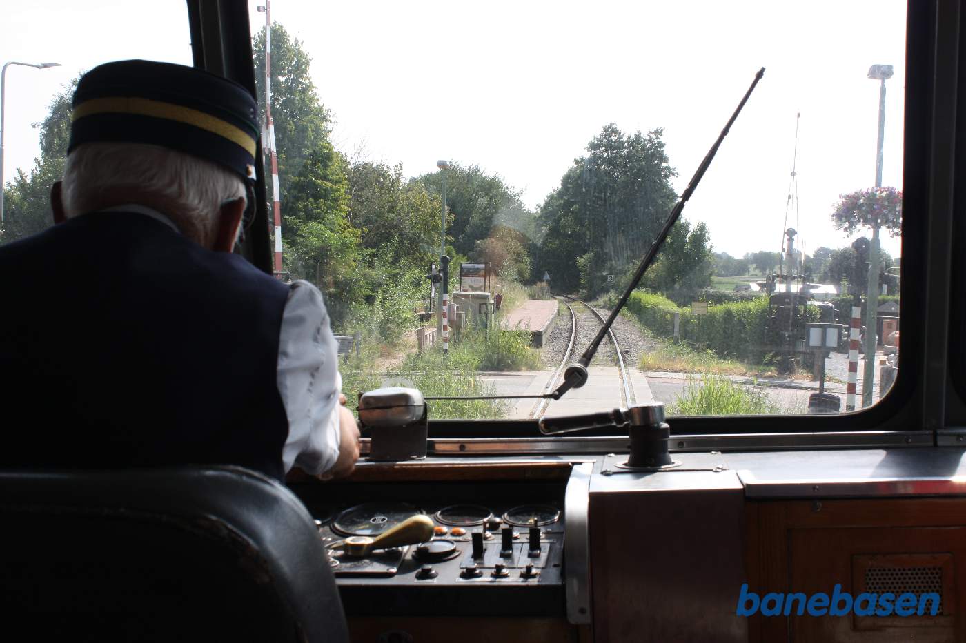 Lige efter vejoverskæringen ligger Bocholtz trinbræt inde til venstre