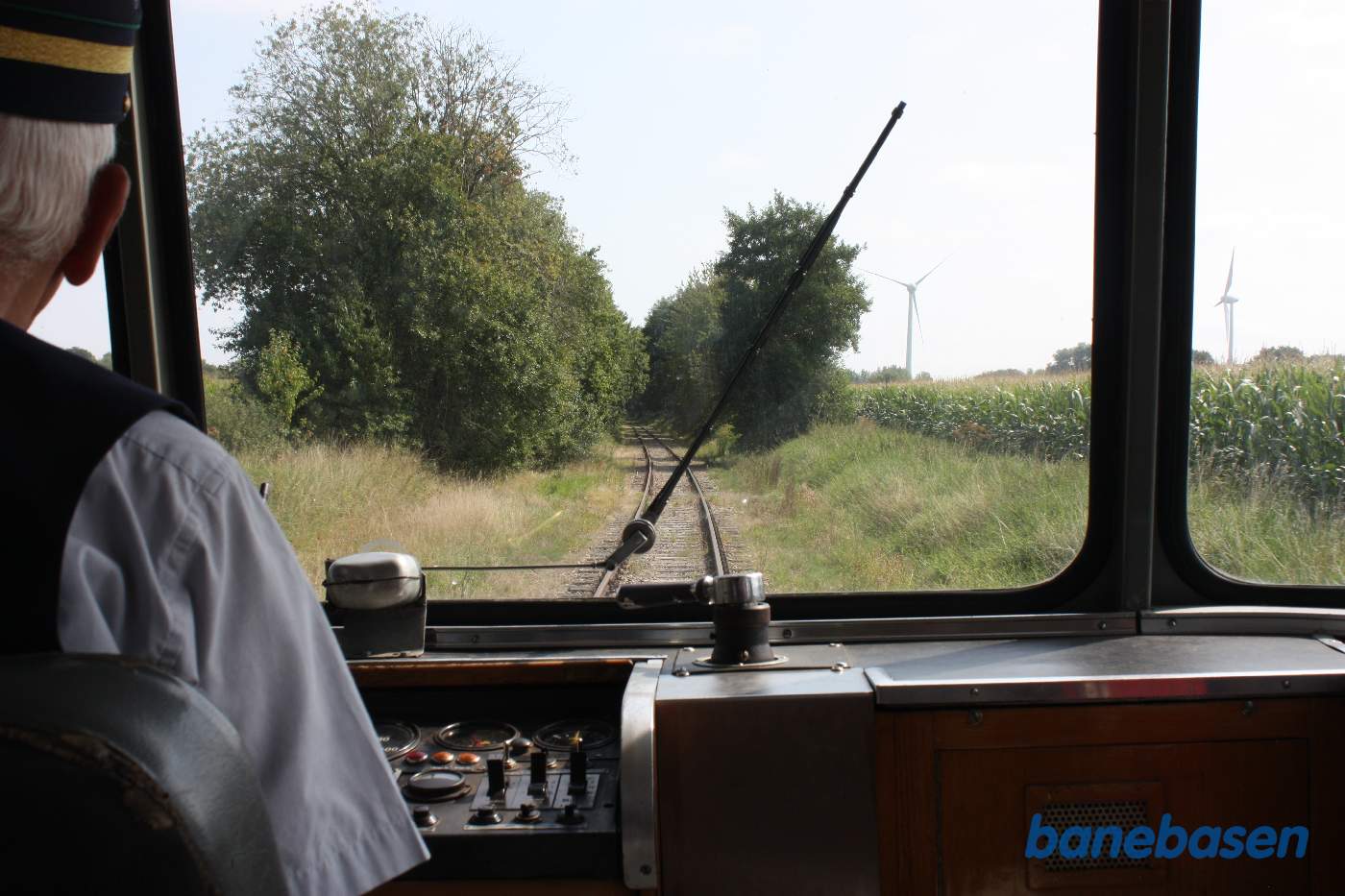 Den forlængede græs perron ses til venstre