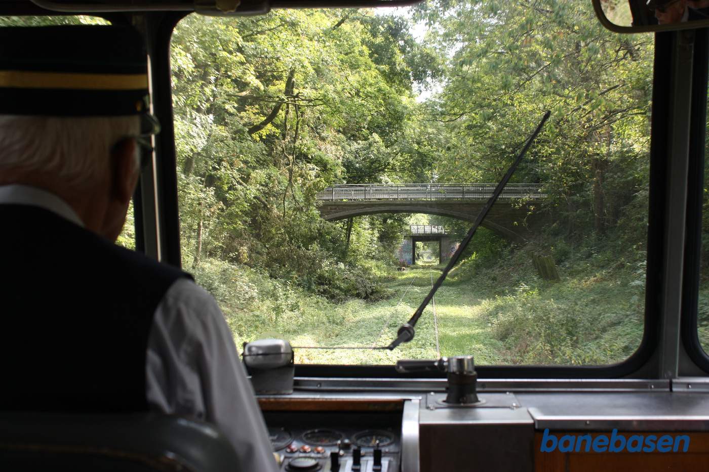 Vi er lige kørt ind i Tyskland. Sporet ender for enden, hvor der ses en bil holdende på tværs af sporet