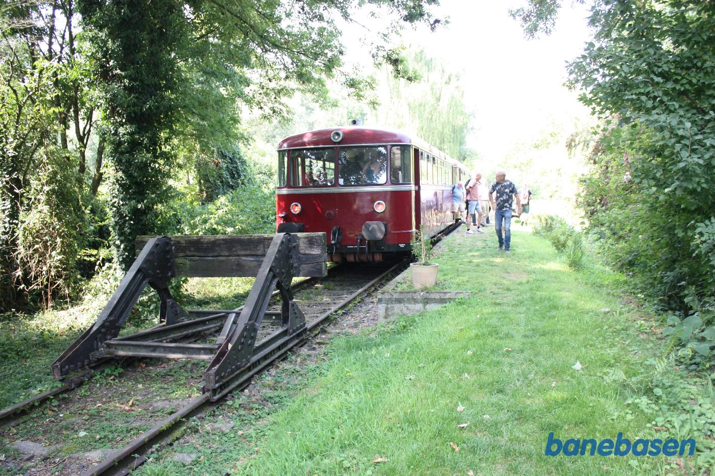 Skinnebussen tømmes for passagerer