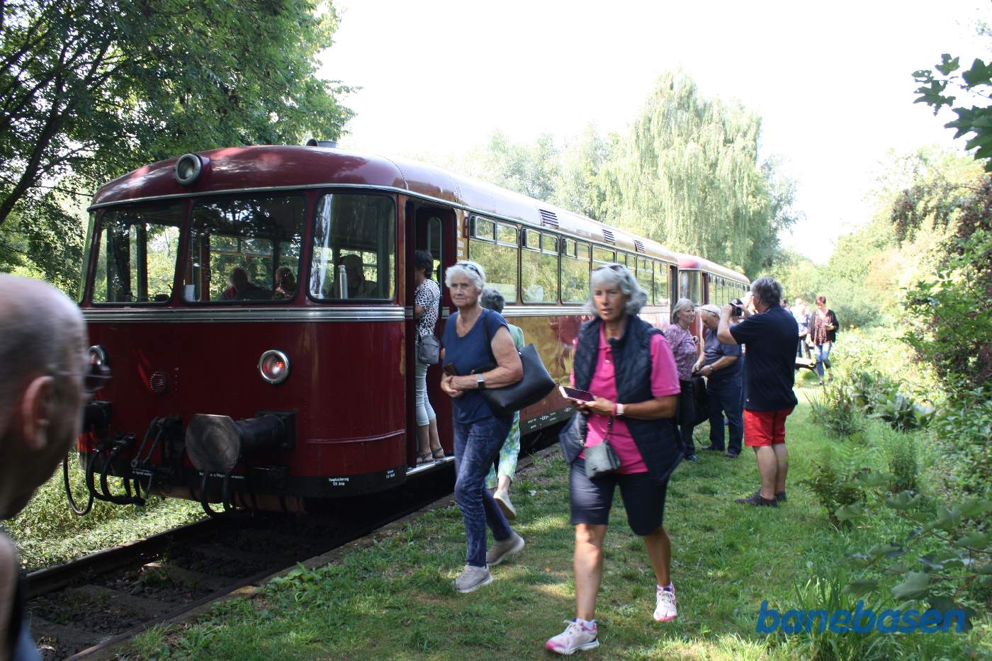 Skinnebussen tømmes for passagerer