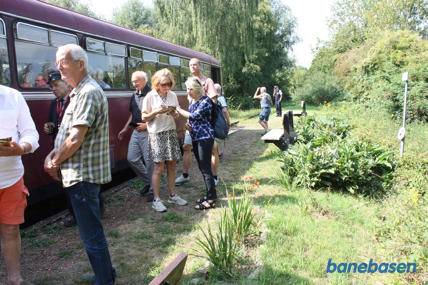 Gæsterne står på perronen og kigger