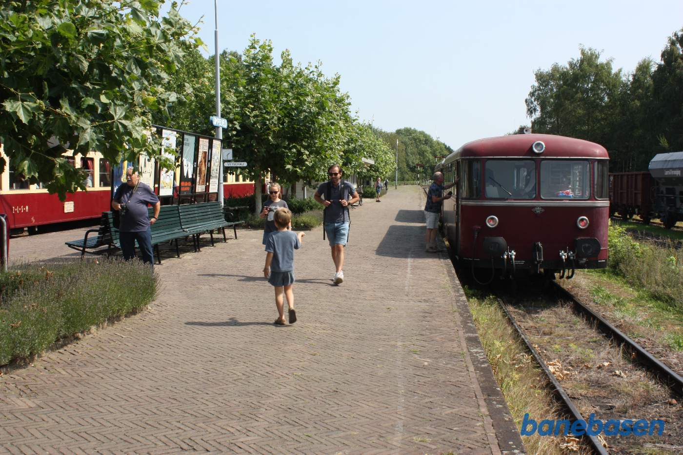 Skinnebussen i perronsporet til højre og damptoget i perronsporet til venstre