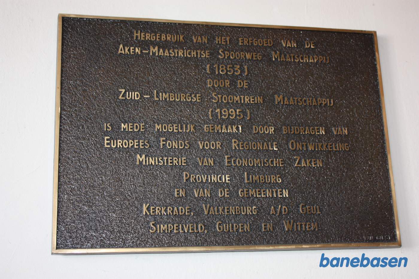 Mindesten muret ind i væggen udenfor billetsalget