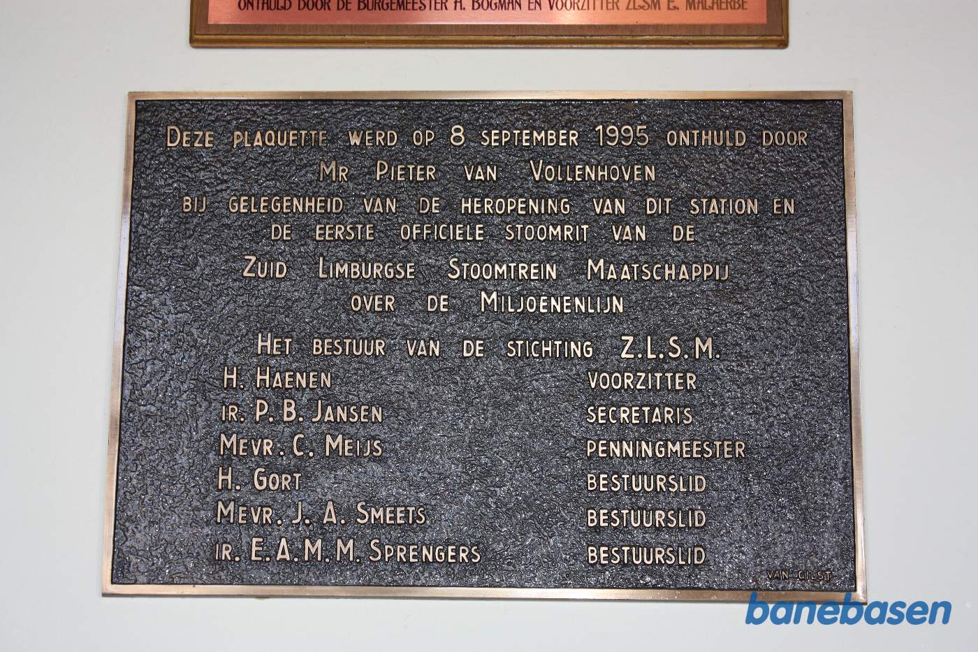 Mindesten muret ind i væggen udenfor billetsalget