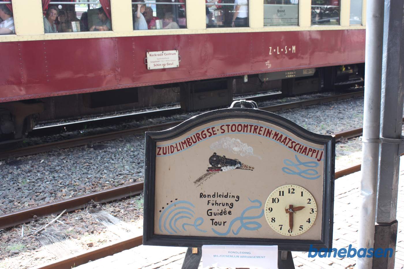 Reklame og ur for næste officielle rundtur på maskindepotet