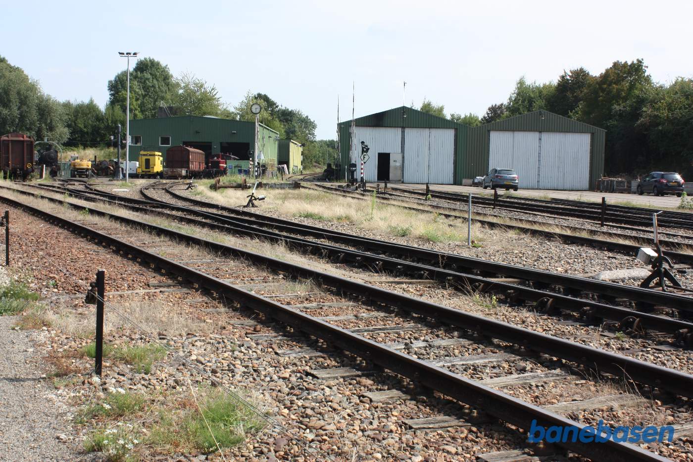 Værkstedet til venstre og vognhallen til højre. Hovedsporet til Vetschau i mellem de 2 bygninger