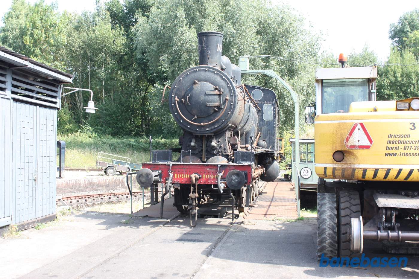 Svensk damplokomotiv på drejeskiven, set forfra