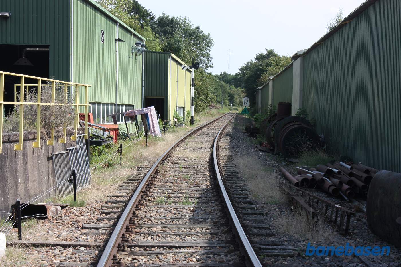 Værkstedet til venstre og vognhallen til højre. Hovedsporet til Vetschau i mellem de 2 bygninger