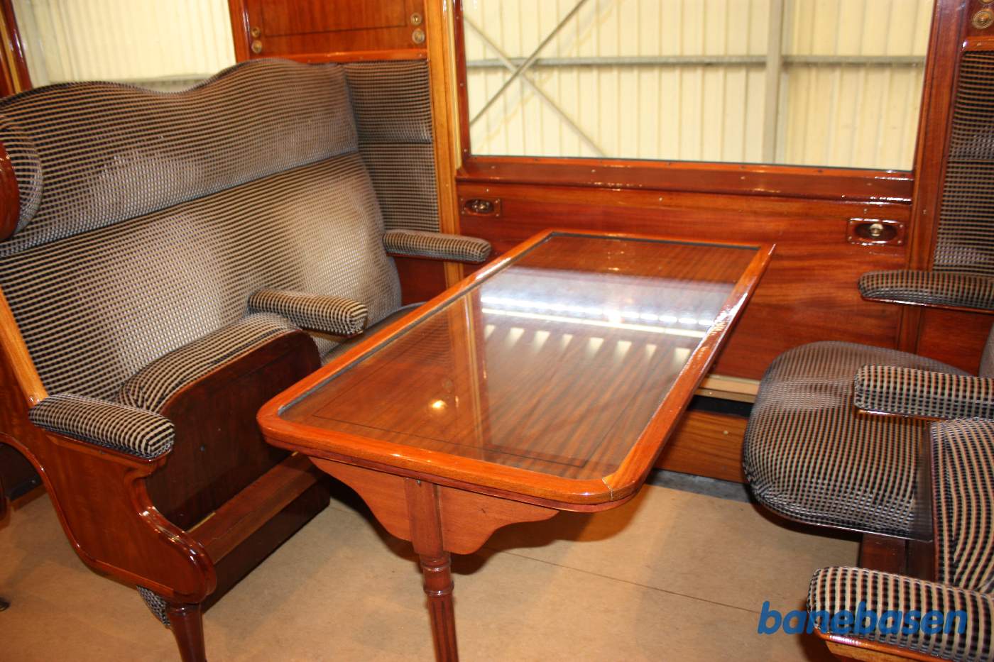 Kupéen i den flotte Pullman salonvogn. Nærbillede af en siddegruppe med bord