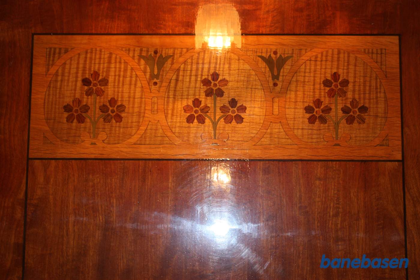 Træudsmykningen på væggen i den flotte Pullman salonvogn