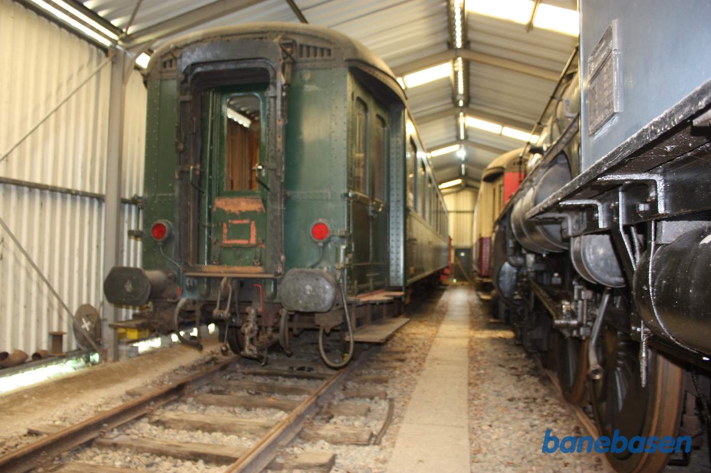 Til højre det svenske damplokomotiv B 1220, til venstre en personvogn