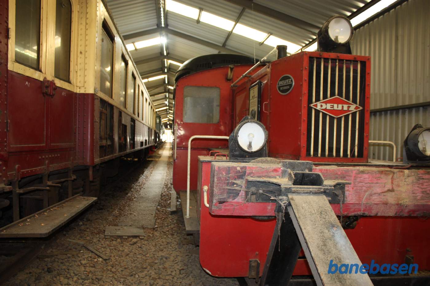 Efter det svenske lokomotiv en rød-beige personvogn og til højre en Deutz rangertraktor