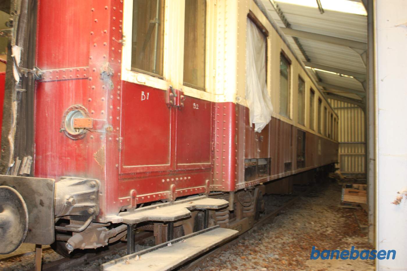 En rød-beige personvogn