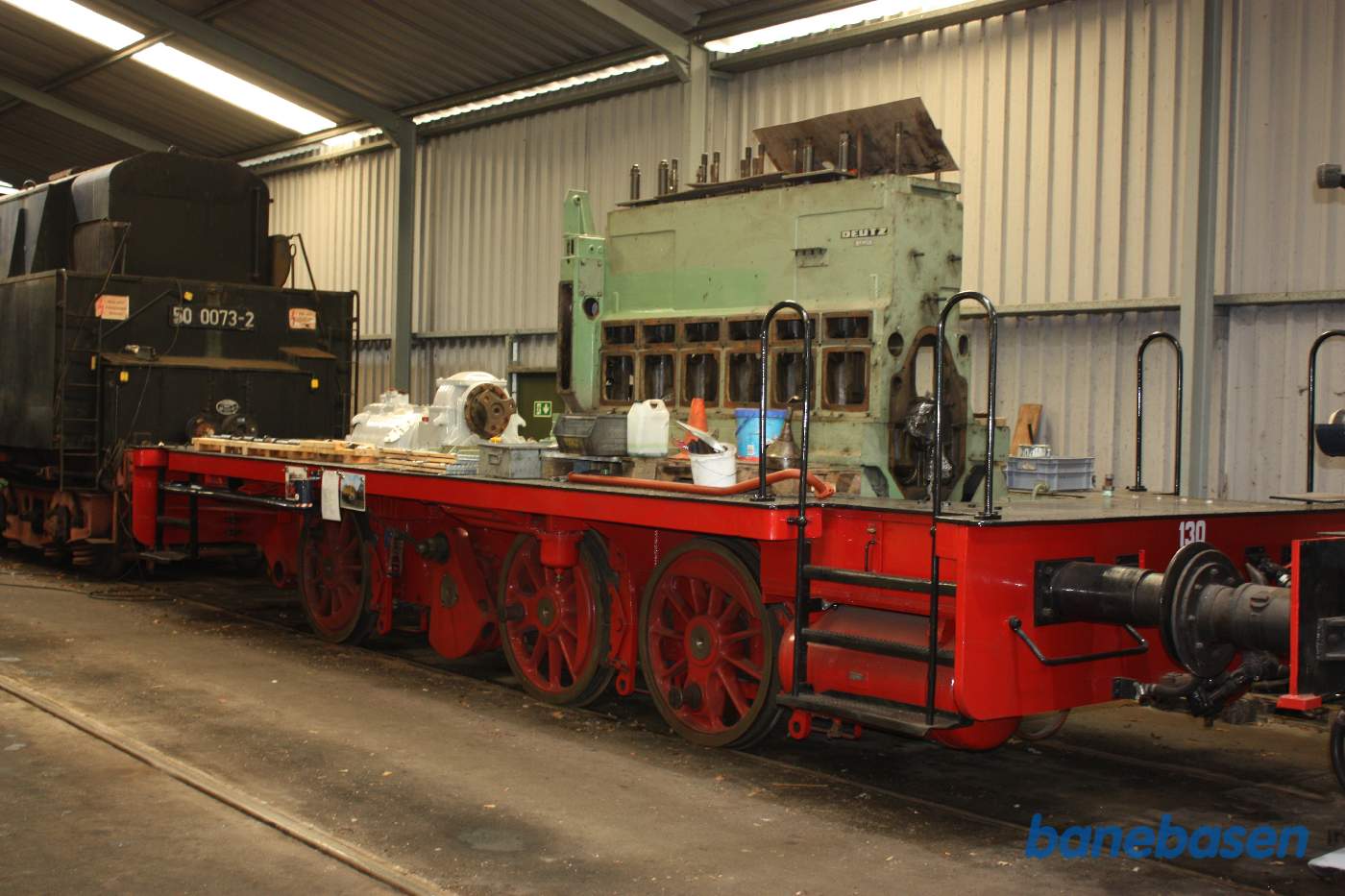Et adskilt diesellokomotiv og et damplokomotiv 50 0073-2