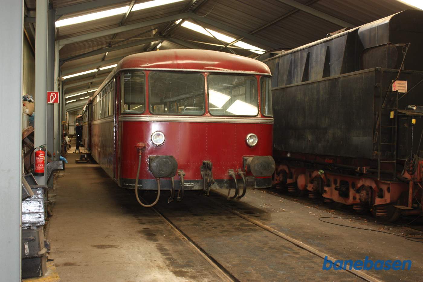 Skinnebus til venstre og damplokomotiver 50 0073-2 til højre