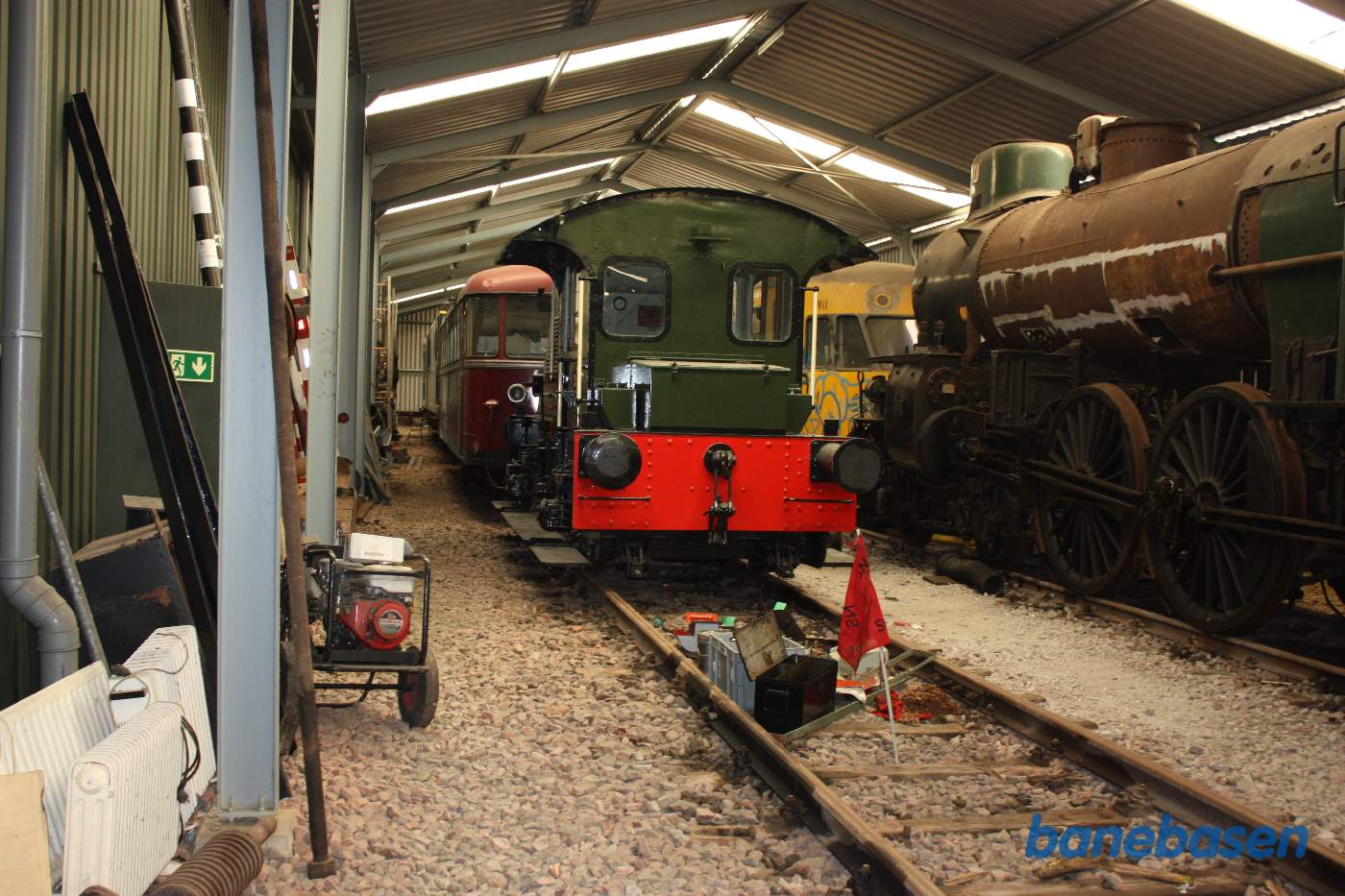 Diesellokomotiv til venstre og damplokomotiv til højre