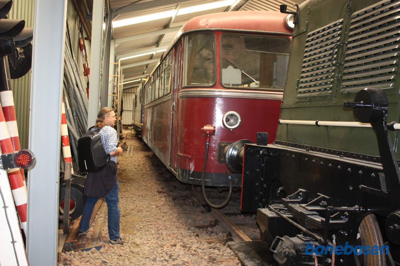 Skinnebus og grønt diesellokomotiv