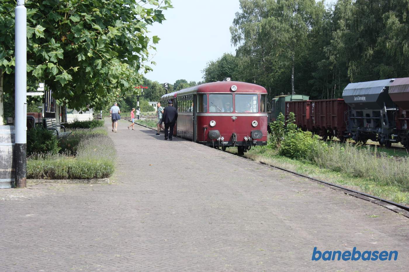 Skinnebus ved perron