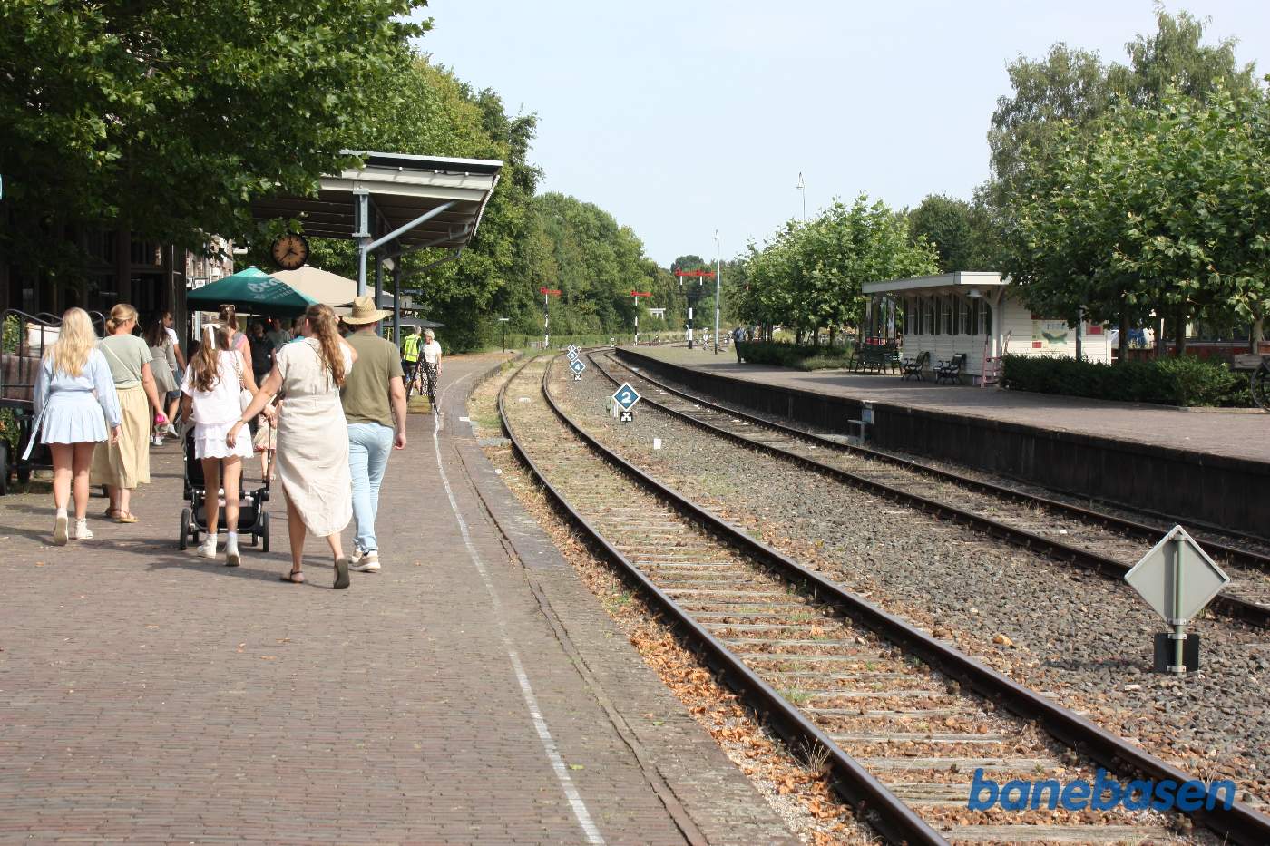 Midterperronen set fra stationsbygningen