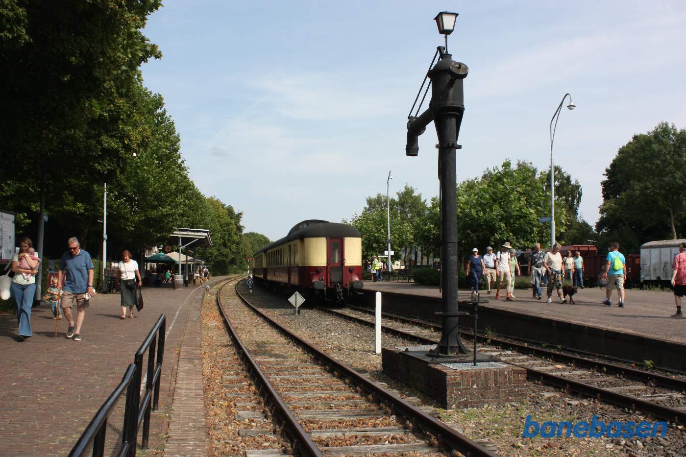 Et vue ud over stationen med persontoget ved perron