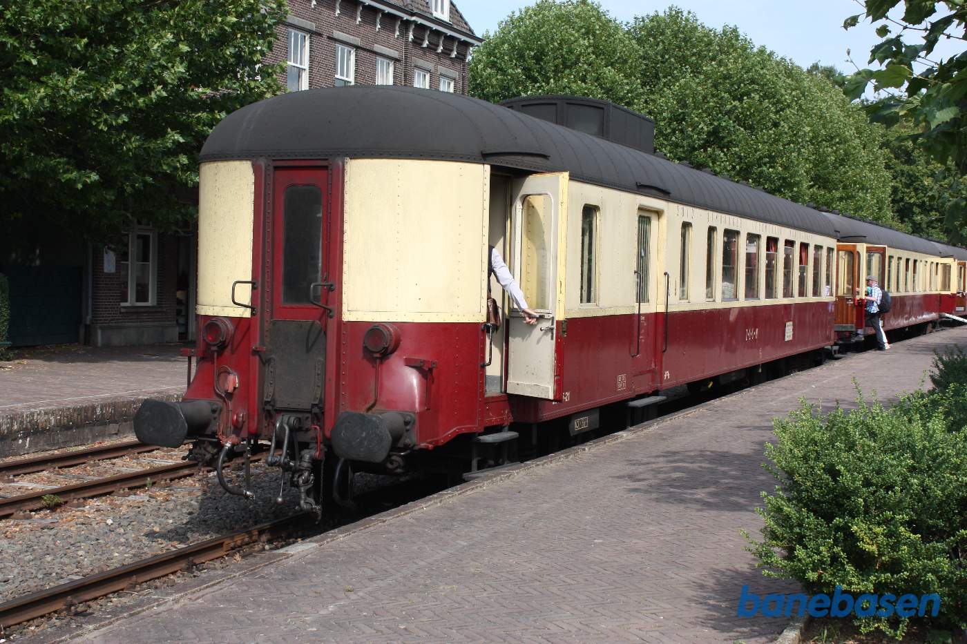 Spisevognen set udefra ved perron