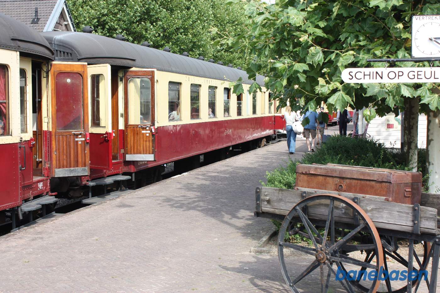 Den næste personvogn ved perron