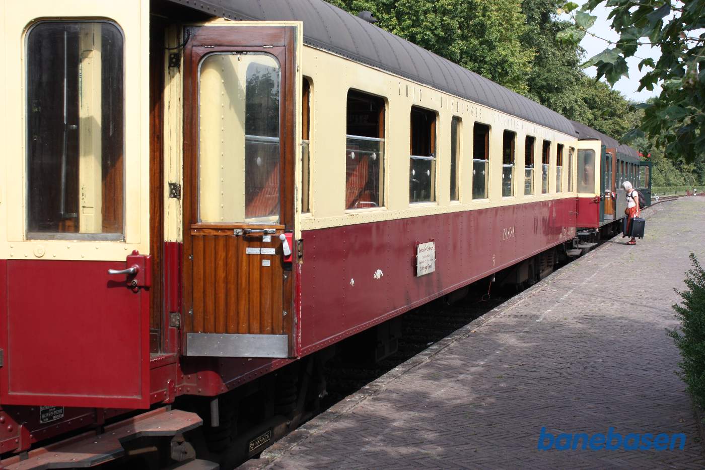 Den fjerde personvogn ved perron