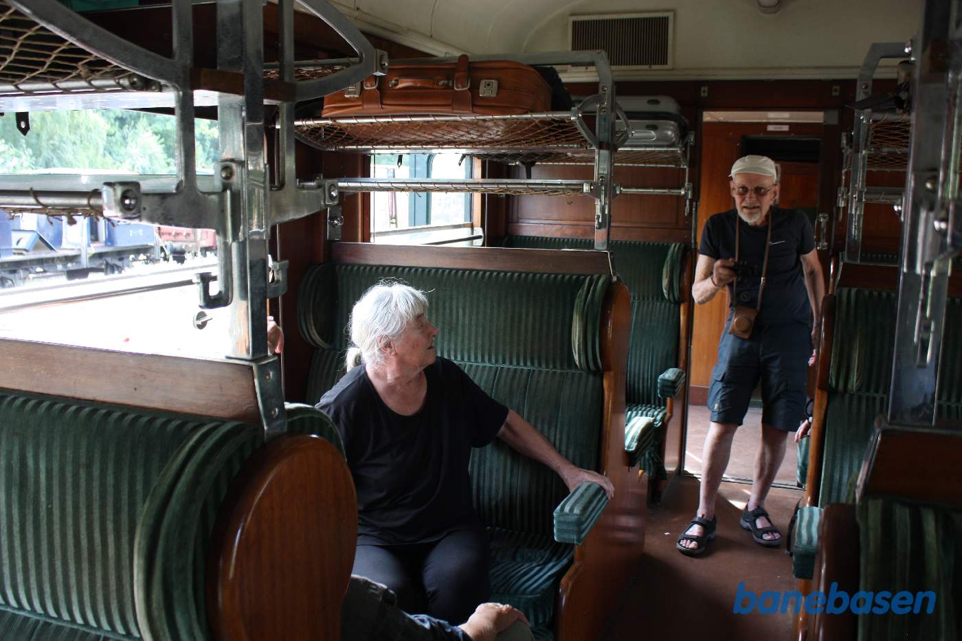 Den femte personvogn ved perron set indefra