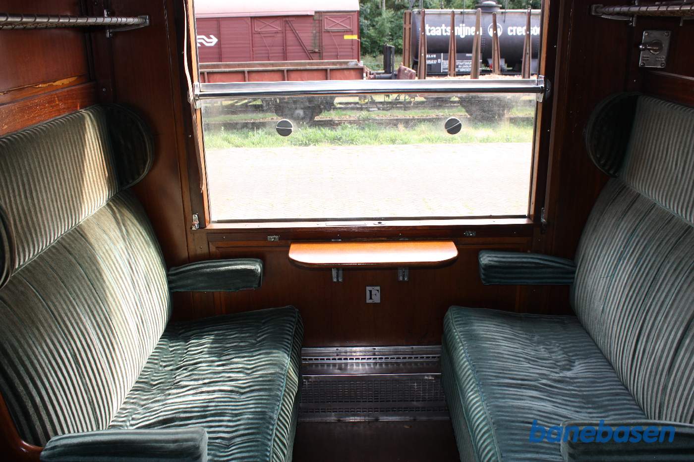 Den femte personvogn ved perron set indefra