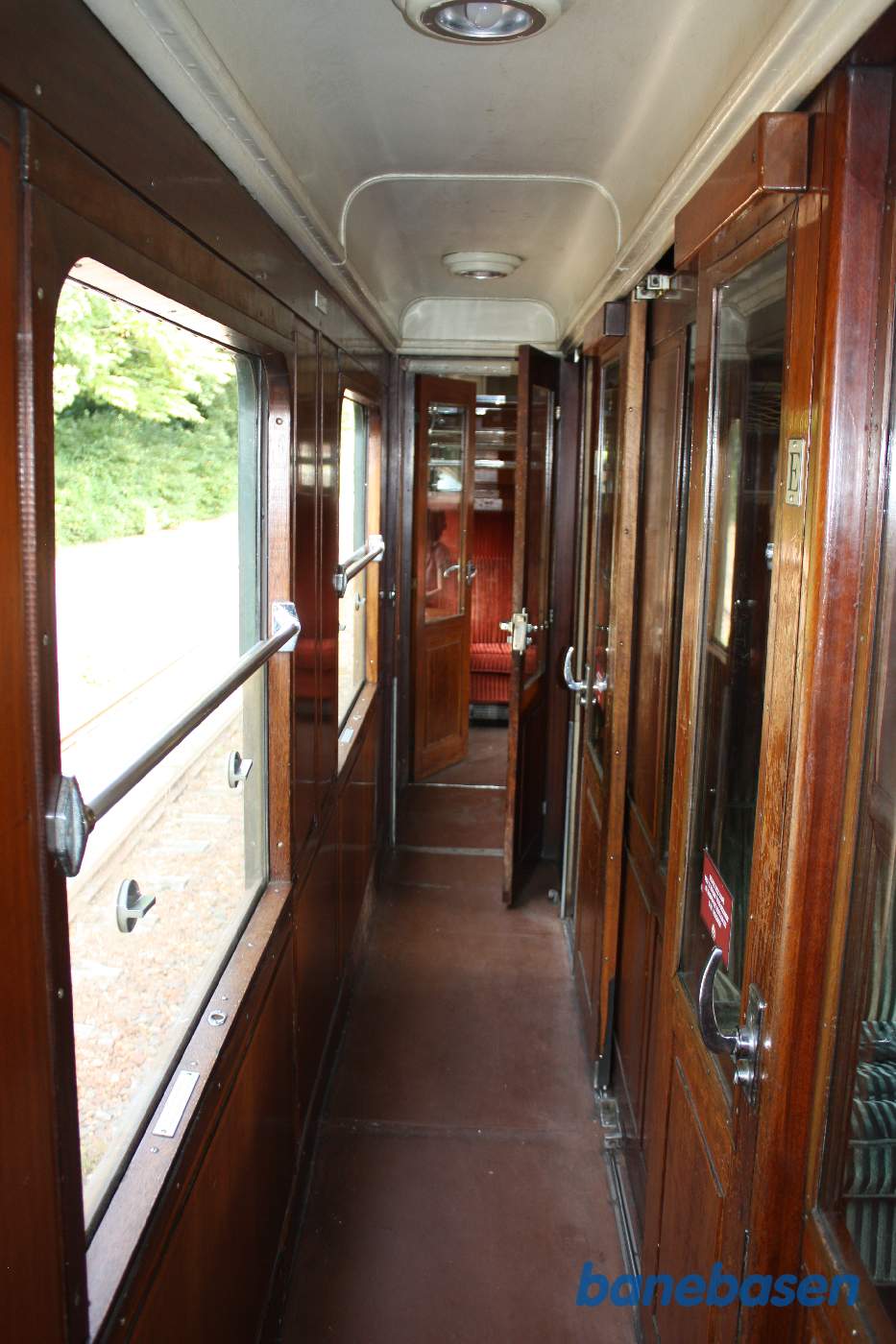 Den femte personvogn ved perron set indefra