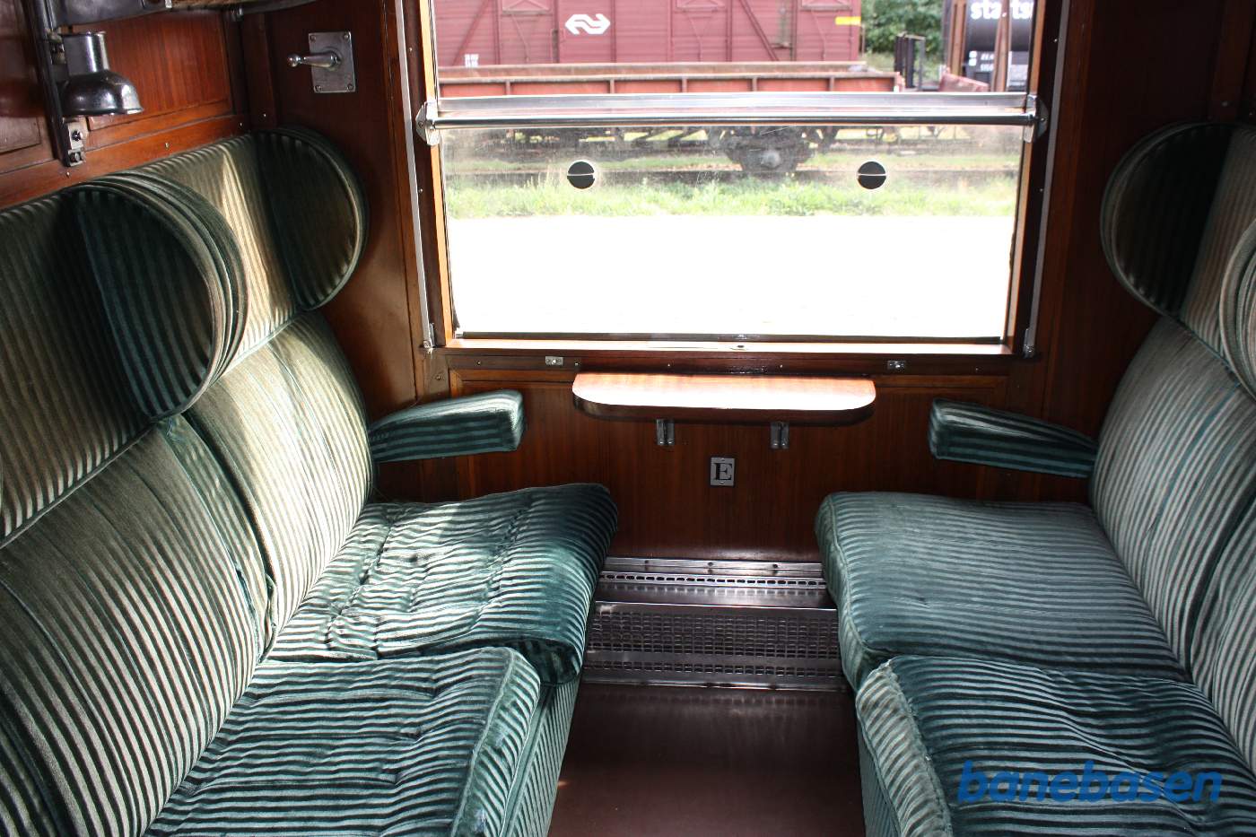 Den femte personvogn ved perron set indefra