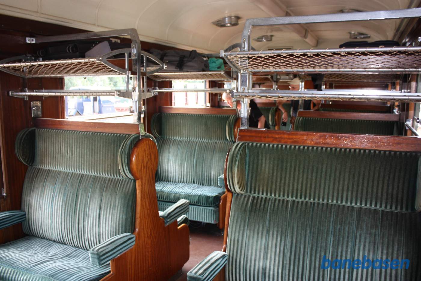 Den femte personvogn ved perron set indefra