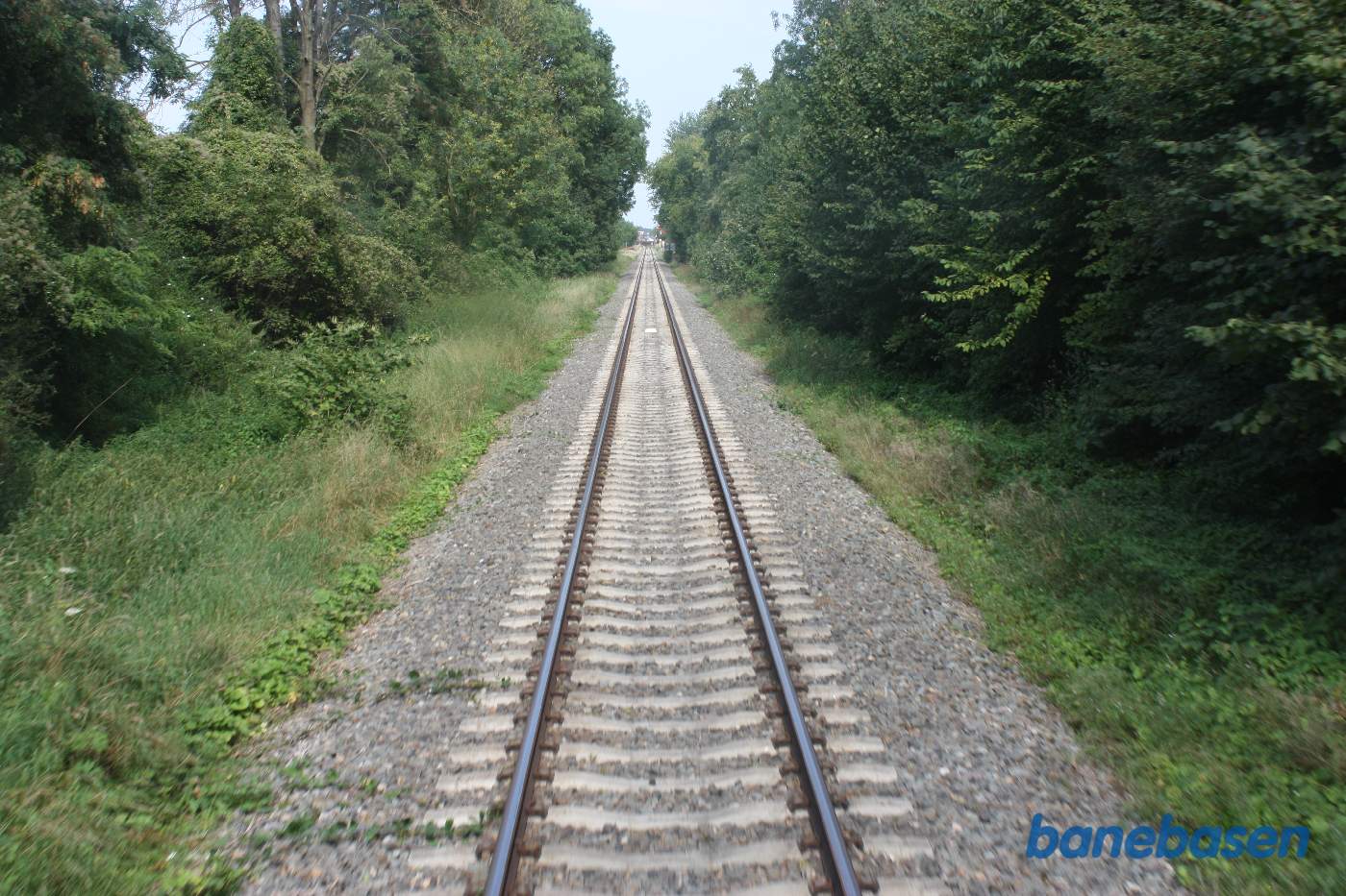 Et kig ud af bagdøren i togets femte vogn. Billedet er taget på det lange lige stykke lige efter Simpelveld