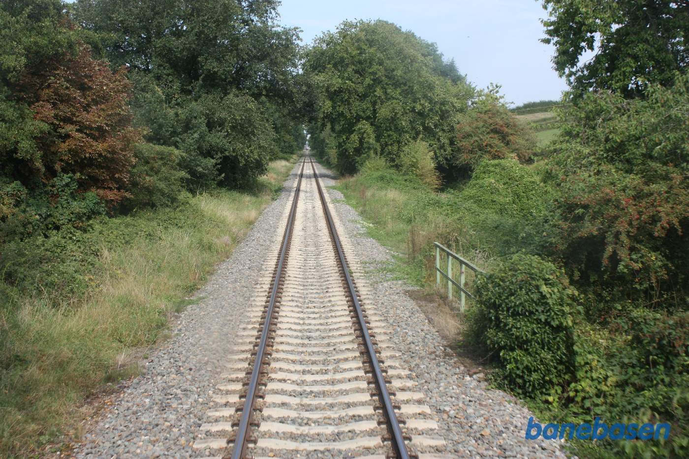 Et kig ud af bagdøren i togets femte vogn. Billedet er taget på det lange lige stykke lige efter Simpelveld