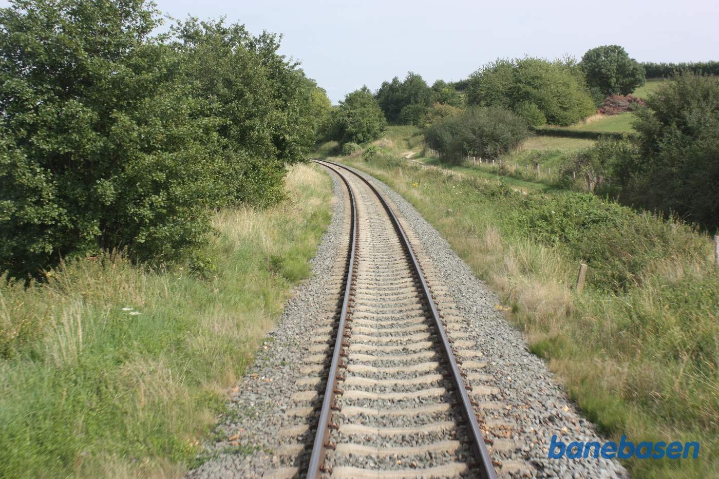 Et kig ud af bagdøren i togets femte vogn. Billedet er taget i kurven lige inden Eys-Wittem