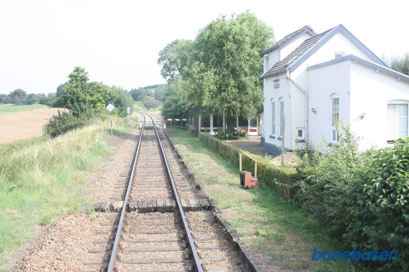 Toget suser lige forbi trinbrættet