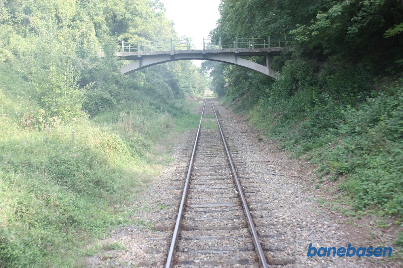 En lille vejbro over banen. Her ses det mere tydeligt, at banen engang var dobbeltsporet