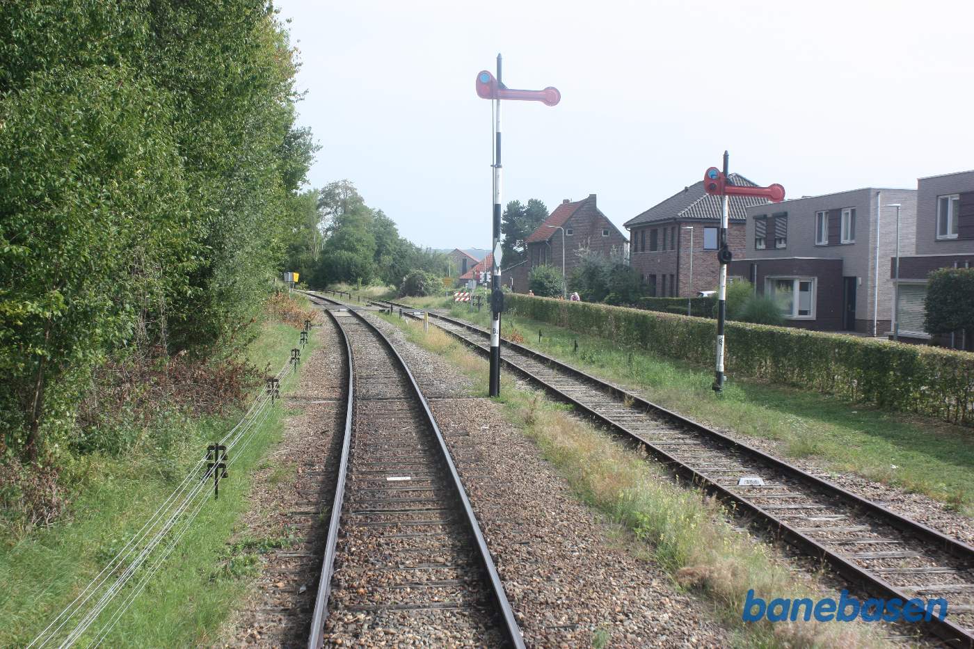 Et kig ud af bagdøren i togets femte vogn. Udkørselssignalerne for enden af perronen
