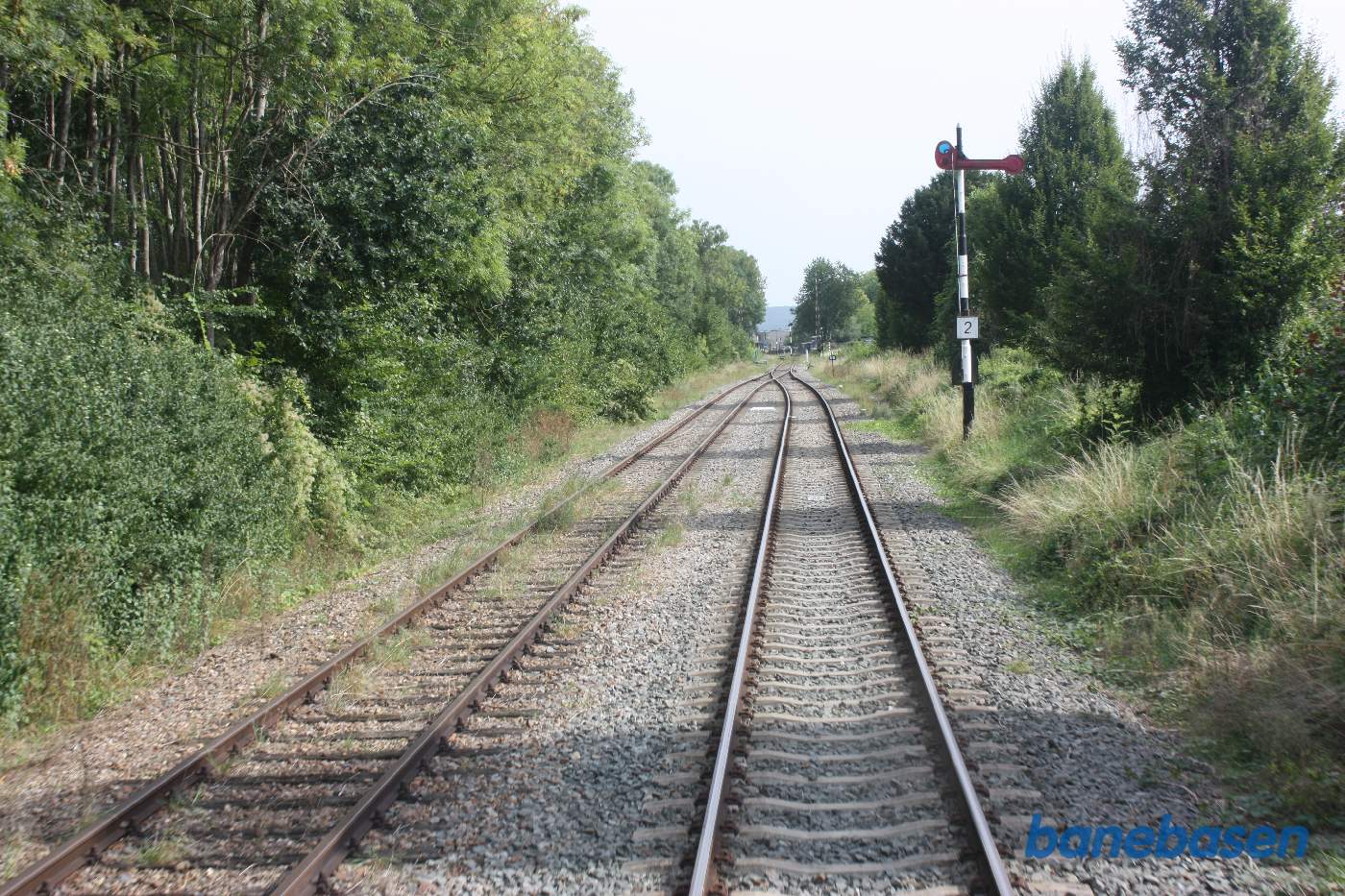 Indkørselssignalet for modsat køreretning til højre. Banen er herfra dobbeltsporet, men der køres kun i det ene af sporene