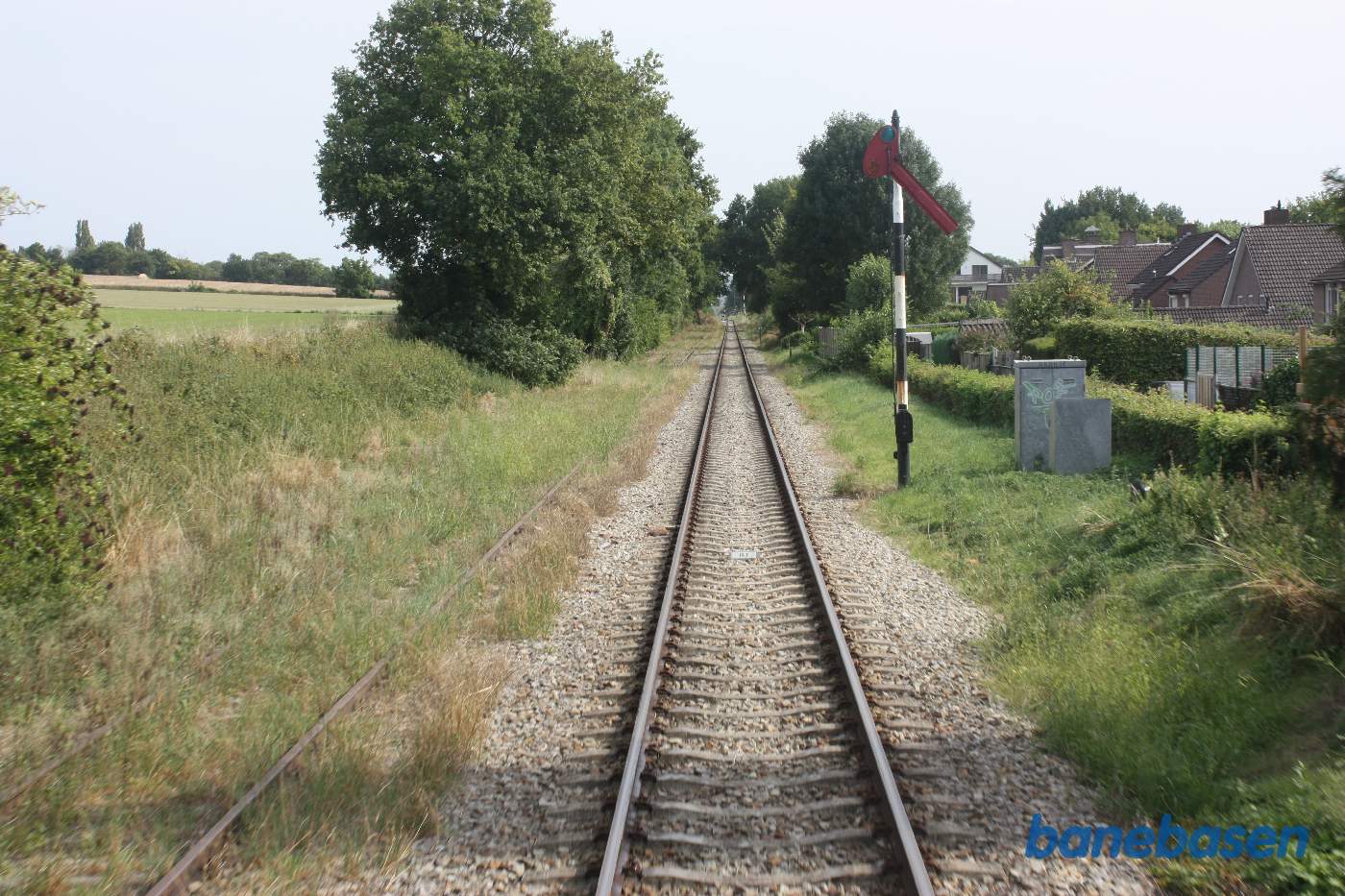 Fremskudt signal for modsat køreretning til højre. Banen er dobbeltsporet, men det andet spor er helt overgroet