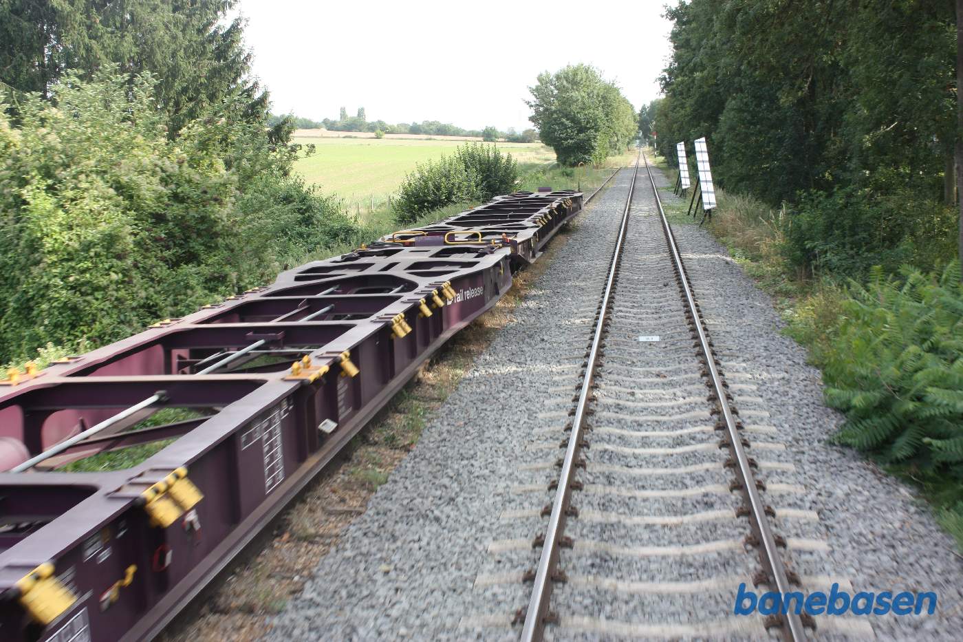 En meget lang række containerbærevogne er hensat i det andet spor lige efter Wijlre-Gulpen